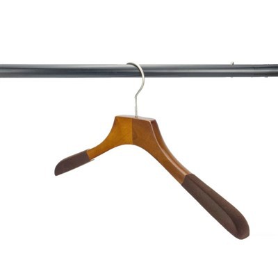 Cintres en bois foncé